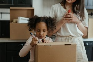 Taşıma sırasında kutulara düzgün şekilde paketleme yapılan bir sahne