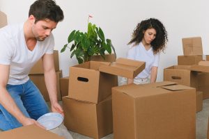 Paketlenmiş kutularla dolu bir dairede taşınma hazırlığı