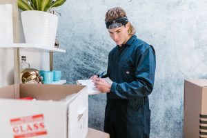 Taşınma kontrol listesi ve paketleme malzemeleriyle hazırlanan bir ev