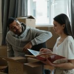 Paketleme kutuları ve ev eşyalarıyla dolu bir apartman taşınması