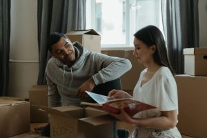 Paketleme kutuları ve ev eşyalarıyla dolu bir apartman taşınması