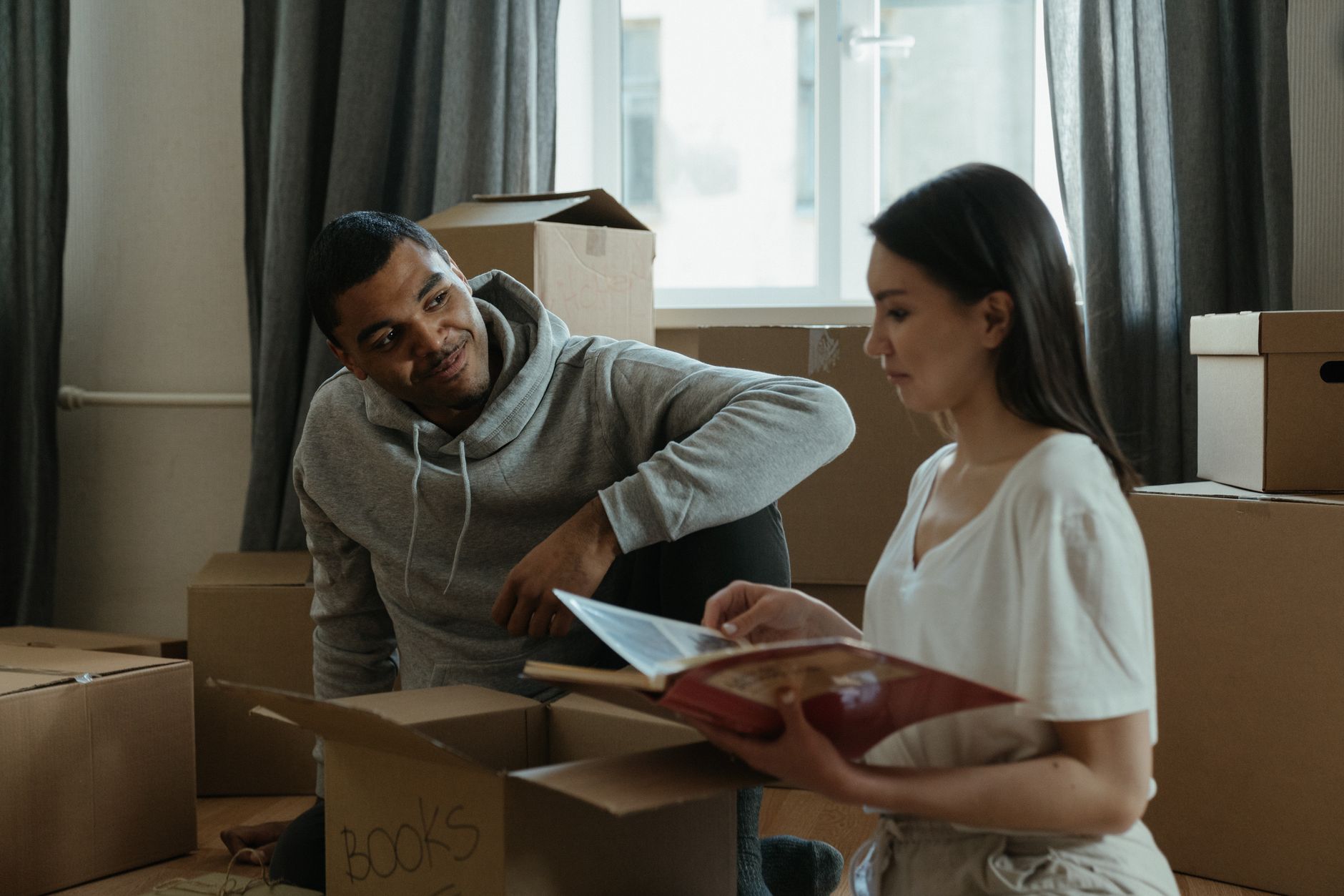 Paketleme kutuları ve ev eşyalarıyla dolu bir apartman taşınması