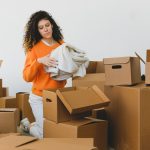 Paketleme kutularıyla hazırlanmış bir ev eşyası taşıma sahnesi