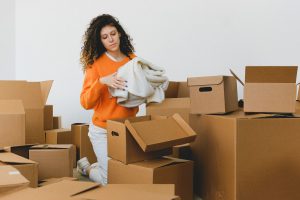 Paketleme kutularıyla hazırlanmış bir ev eşyası taşıma sahnesi